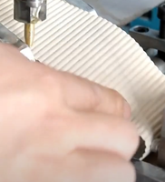 Machine à rouler le papier entièrement automatique pour former des rouleaux de papier pour les éléments filtrants Toyota