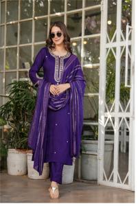 Traje Salwar de tela Chanderi de viscosa pura tradicional de la mejor calidad con Dupatta DE TRABAJO bordado disponible para prendas de mujer - Product Image 2
