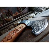 Hache de combat Viking forgée à la main Tomahawk en acier damas gravé à l'acide avec gaine en cuir et poignée gravée à la main