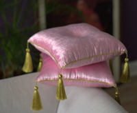 Housse de coussin carrée en velours satiné style marocain fait main, avec pompons dorés, personnalisable, pour la maison et l'hôtellerie