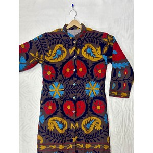 Chaqueta Larga Bordada a Mano Suzani con Logotipo Personalizado, Diseño Floral, Acolchada, de Cuero y Tela Tejida, Rellena de Algodón, con un Solo Botón, para Mujer - Product Image 3