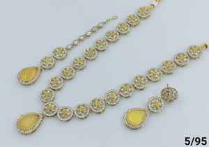 Colgante con forma de flor elegante nuevo diseño chapado en oro perla tradicional y Kundan tachonado collar largo pendiente Mangtika JewellerySet - Product Image 4