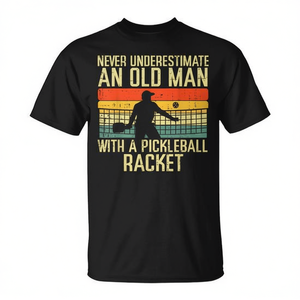 Ne sous-estimez jamais un vieil homme avec une raquette de pickleball T-shirt Vêtements décontractés pour hommes - Product Image 2