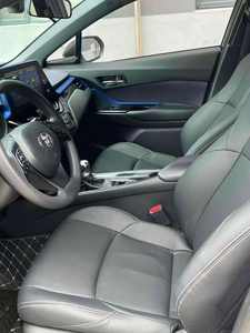 Toyota C-HR 2021 con Interior de Cuero Oscuro, Motor Turbo y Tracción Delantera - Product Image 3