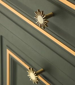 Bouton de porte design en laiton de style antique avec motif floral adapté aux armoires et tiroirs de meubles vintage d'Inde - Product Image 1