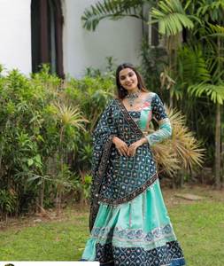 Top vente Lehenga Choli en soie tissu broderie séquence travail indien pakistanais fête des femmes collation spéciale pour Navratri - Product Image 2