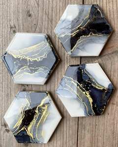 Posavasos de resina inspirado en la naturaleza hecho a mano con hojas y flores incrustadas en el interior que ofrecen atractivo natural rústico - Product Image 3