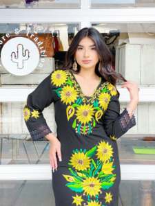 Vestido largo mexicano bordado a mano con diseño de cuello Estilo largo Algodón Mujeres Diseñadoras para fiesta de verano Vestidos con abertura alta. - Product Image 4