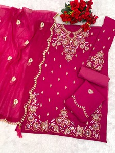 Costume de luxe avec broderie lourde et travail manuel, en tissu de soie Vichitra de qualité supérieure, pour la vente en gros - Product Image 3