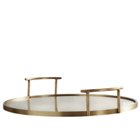 Plateau de rangement décoratif rond en métal argenté moderne et élégant avec un design unique et une base en verre gravé pour la maison et les événements