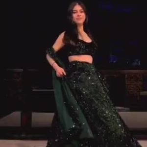 Botella de alta exigencia Lehenga Choli de terciopelo verde con trabajo de lentejuelas pesado para ocasiones de bodas y fiestas - Product Image 1