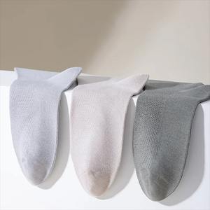 Chaussettes habillées blanches respirantes d'été pour hommes, antibactériennes, anti-odeur, en pur coton, fines et longues, style d'affaires. - Product Image 5