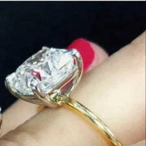 Bague de fiançailles Solitaire en Moissanite taille coussin 3.00 CT - Product Image 3