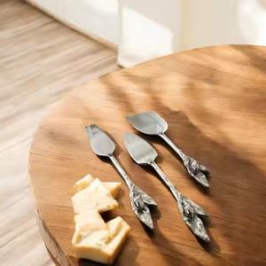 Ensemble de couteaux en métal avec manche attrayant en plume dorée, outils élégants pour servir le fromage - Product Image 3
