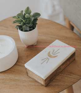 Este producto es una caja de recuerdo hecha a mano con madera de mango sostenible con una tapa de mármol con una luna creciente lunar de latón - Product Image 2