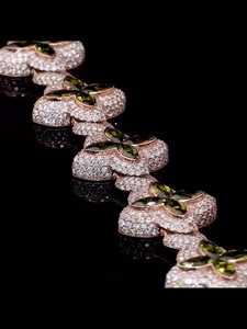 สร้อยข้อมือดอกไม้สีโรสโกลด์หรูหราพร้อมอัญมณีมาร์คีส์สีเขียวและเพชรมอสซาไนต์เย็นสำหรับผู้หญิง - Product Image 2