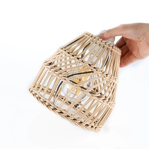 Hecho a mano PE plástico sintético tejido dormitorio mesita de noche luz bola Mesa ratán lámpara con hermosa luz en él 2025 - Product Image 1