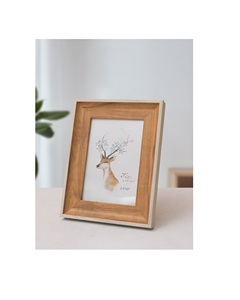 Marco de fotos de madera con acabado natural que añade un atractivo estético natural, adecuado para diseños de interiores minimalistas y tranquilos. - Product Image 1