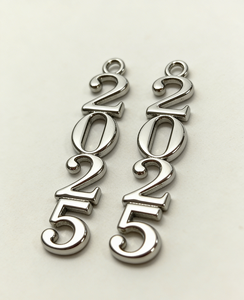 Breloques métalliques personnalisées avec numéro d'année, pendentifs en alliage plaqué argent poli pour bijoux de remise de diplôme, porte-clés et projets de bricolage - Product Image 1