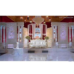 Escenario de Boda Estilo Hollywood, Decoración Elegante con Sofá Blanco y Cortinas Rojas para Ceremonia Occidental - Product Image 1