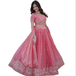 เลเฮนกาโชลีผ้าไหมแท้สีชมพูสดใสสำหรับผู้ใหญ่ รุ่นพิเศษสำหรับงานหมั้น พร้อมผ้าแคนแคนและผ้าแคนวาสติดตัว  เป็นที่ต้องการอย่างมาก - Product Image 1