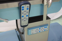 Table d'opération chirurgicale professionnelle en fibre de carbone radiotransparente compatible avec les systèmes de navigation et d'imagerie C-arm orthopédiques électriques, certifiée CE