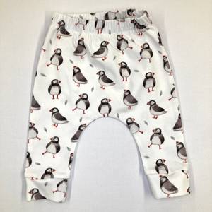 Joggings en coton biologique de qualité supérieure Leggings pour bébés Little Puffin Baby Wear Cadeau de douche de bébé Leggings biologiques durables et écologiques - Product Image 1