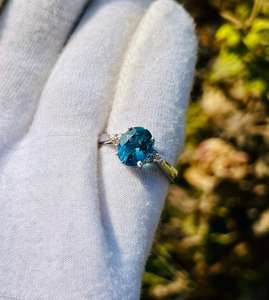 Topaze bleue naturelle avec diamant taille brillant rond, plaqué rhodium, argent sterling 925, bague cocktail minimaliste - Product Image 1