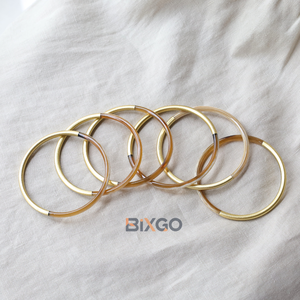 Bracelet en corne de buffle laqué couleur fabriqué à la main au Vietnam, commandes en gros et personnalisées acceptées - Product Image 1
