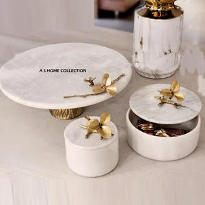 Bol de service de qualité supérieure avec un design en marbre blanc arrondi et des feuilles dorées, pour un usage domestique - Product Image 1