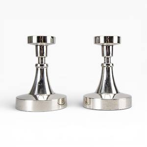 Paire de bougeoirs en métal argenté poli, avec un tige fine et une base large, pour une décoration moderne - Product Image 5