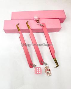 แหนบปลายแหลมสำหรับต่อขนตาแบบเคลือบสีชมพู 90 องศา ขายส่ง พร้อมจี้ห้อยพวงกุญแจแบบกำหนดเอง โลโก้สั่งทำ อุปกรณ์เสริมความงาม - Product Image 4