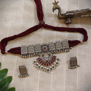 ชุดสร้อยคอหินสีแดงมารูนแบบออกซิไดซ์ลายชนเผ่า ของสะสมทางวัฒนธรรม - Product Image 1