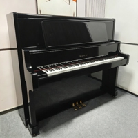 Piano droit Kawai US55, 88 touches lestées, style classique, montage au sol, plancher de vibration en bois massif