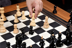 Juego de tablero de ajedrez de madera hecho a mano único King de 3,8 pulgadas con aspecto clásico y detalles finos - Product Image 3