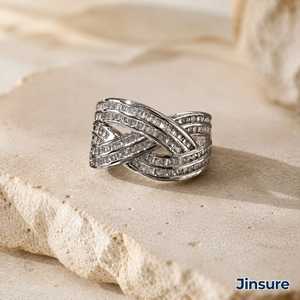 Anello da Donna con Linee Intrecciate, Gioiello Elegante e Raffinato per Uso Quotidiano - Product Image 1