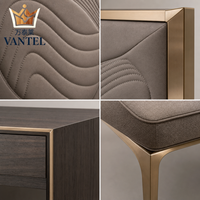 Ensemble de mobilier de chambre d'hôtel de luxe sur mesure : lit moderne, armoire, table de chevet, bureau et banc pour projets hôteliers