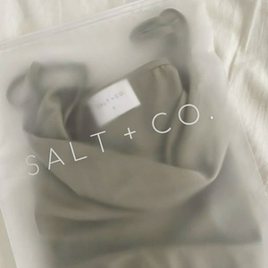 Bolsa de Ropa Impermeable de PVC Esmerilado Personalizada Premium con Cierre Deslizante y Logotipo Personalizado, Hecha en Turquía - Product Image 2