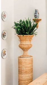 Grand vase à fleurs en rotin avec fini naturel parfait pour les arrangements ou les plantes artificielles dans les salons - Product Image 2