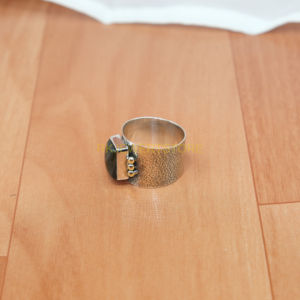 Bague en pierre précieuse labradorite bleue naturelle, argent sterling 925 pur et laiton, bague artisanale au design martelé, bague de promesse pour elle - Product Image 3