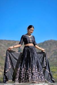 Lehenga Choli Tradicional India con Bordado en Hilo y Trabajo Zari, Exportador de Moda Femenina, Compra en Línea en India - Product Image 2
