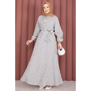 Vestido Hijab con Rayas Blancas y Lazos Laterales, Tela Crepé con Cintura Natural - Product Image 1