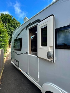 Camping-car de luxe Aunte GTS en aluminium gris, 4-6 personnes, une chambre, climatiseur, réfrigérateur, chauffe-eau, cuisinière, télévision, tout-terrain - Product Image 4