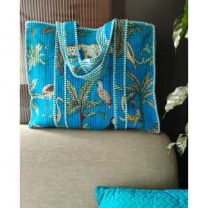 กระเป๋าโท้ทขนาดกลางผ้าฝ้ายรีไซเคิลสีฟ้าซีอานลายปักมือ Jungle Joy พร้อมซิปปิด ใช้ซ้ำได้ รีไซเคิลได้ เหมาะสำหรับใช้ในชีวิตประจำวัน ลายสัตว์ - Product Image 2