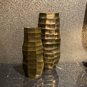 Florero de metal resistente con textura única recubierta de polvo de color negro con diseño de árbol pulido brillante plateado a un precio impresionante - Product Image 3