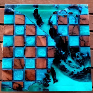 CAJA DE AJEDREZ DE MADERA Y RESINA PERSONALIZADA Juego de ajedrez Resina de lujo Rojo Negro Pieza de Ajedrez de Tayyab Handicraft - Product Image 1