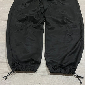 Nouveau pantalon en sergé de nylon 2026 avec ceinture élastique, ceinture réglable, fermeture éclair et bouton, poches, jambe large, couleur noire - Product Image 3