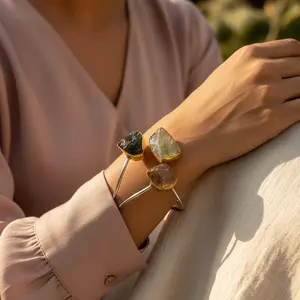 กำไลข้อมือแฟชั่นชุบทองสำหรับผู้หญิง ประดับด้วยพลอยดิบ - Product Image 1