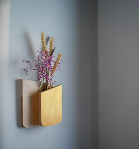 Vases muraux en bois minces dans diverses finitions. Élégants accents floraux minimalistes. Disponible aux prix de gros. - Product Image 3