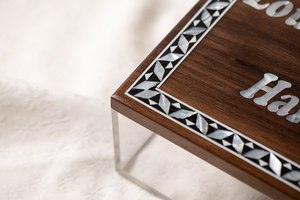 Caja de Regalo Exclusiva Hecha a Mano para Celebrar el Eid Mubarak, con Postres y Chocolates Acrílicos, con Tapa de Madera con Incrustaciones de Nácar - Product Image 3